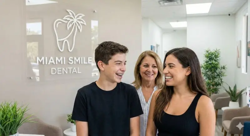 Un adolescent avec un appareil dentaire et sa famille dans le hall de Miami Smile Dental