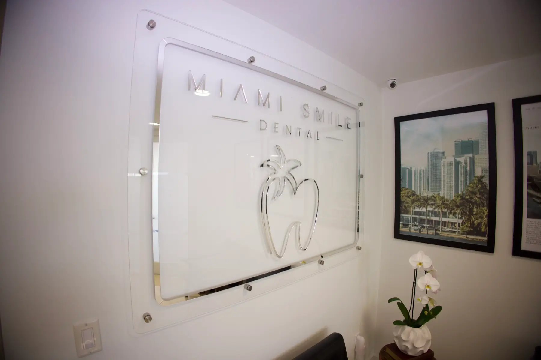 La réception sereine et le mur de marque Miami Smile Dental, près de Coral Gables
