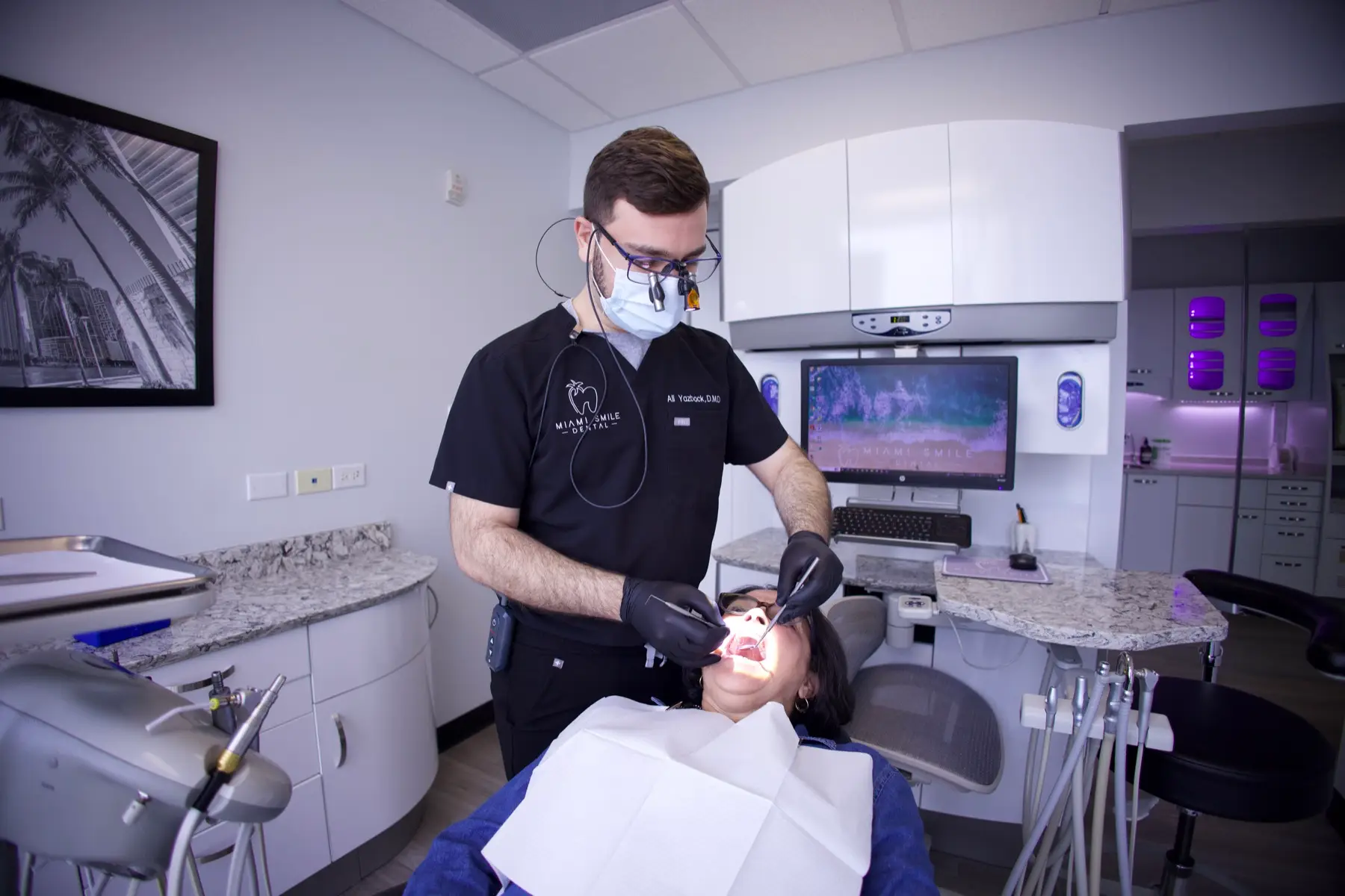 Dr Ali Yazback soignant un patient chez Miami Smile Dental