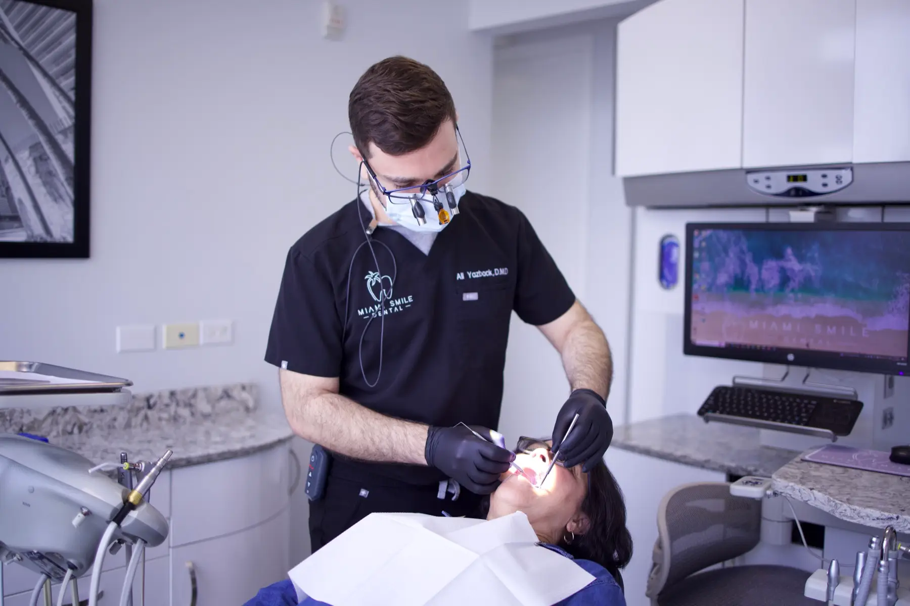 Dr Ali Yazback au fauteuil chez Miami Smile Dental