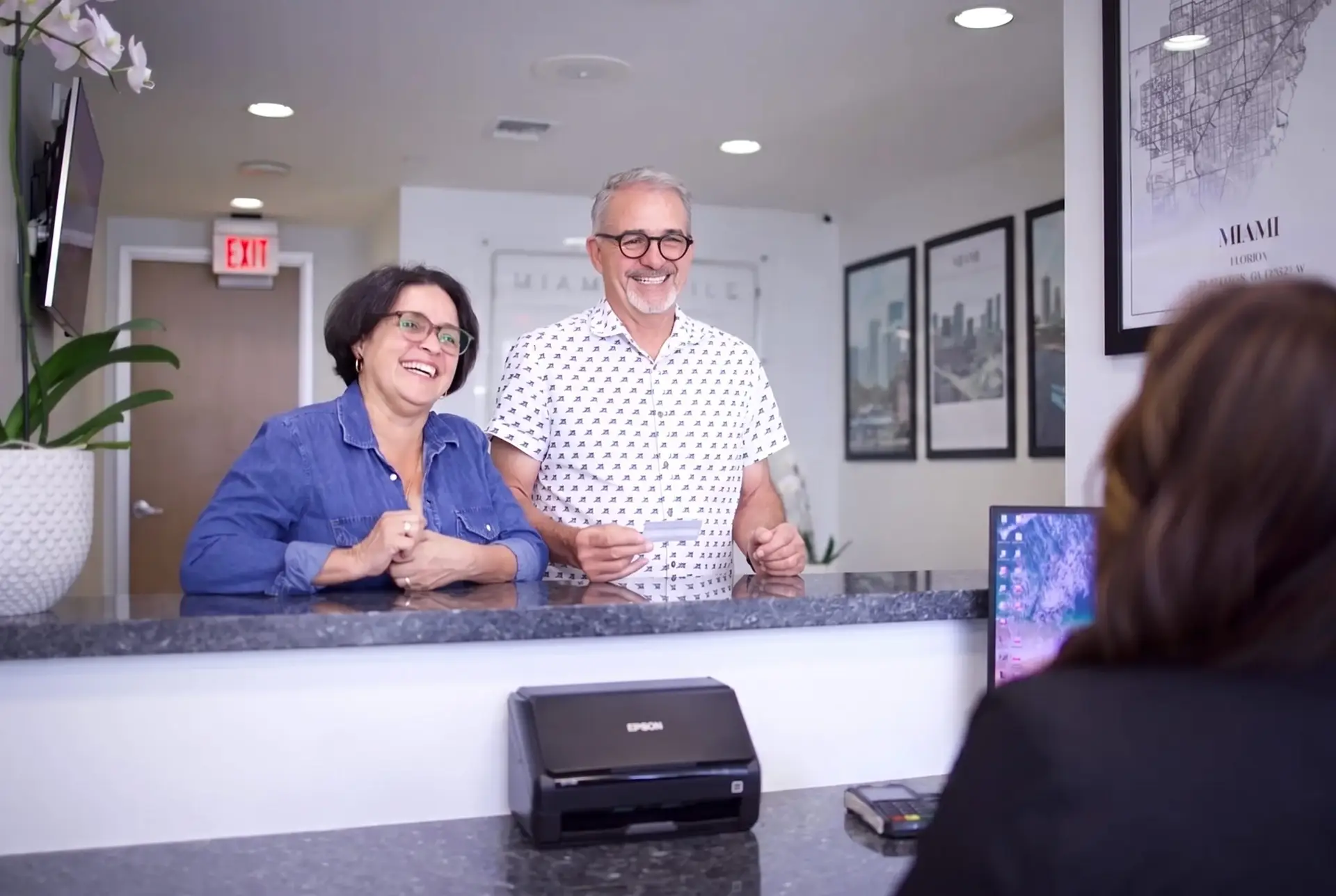 Patients accueillis à la réception de Miami Smile Dental à Pinecrest