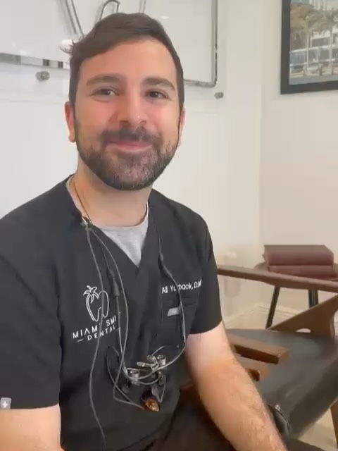 Un sourire en toute confiance avec le Dr. Ali Yazback @miamismiledental Chez Miami Smile Dental, chaque patient est accueilli avec chaleu...