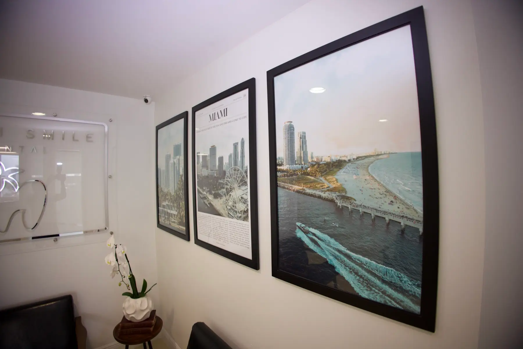 Arte enmarcado del océano de Miami en la pared de Miami Smile Dental en Pinecrest