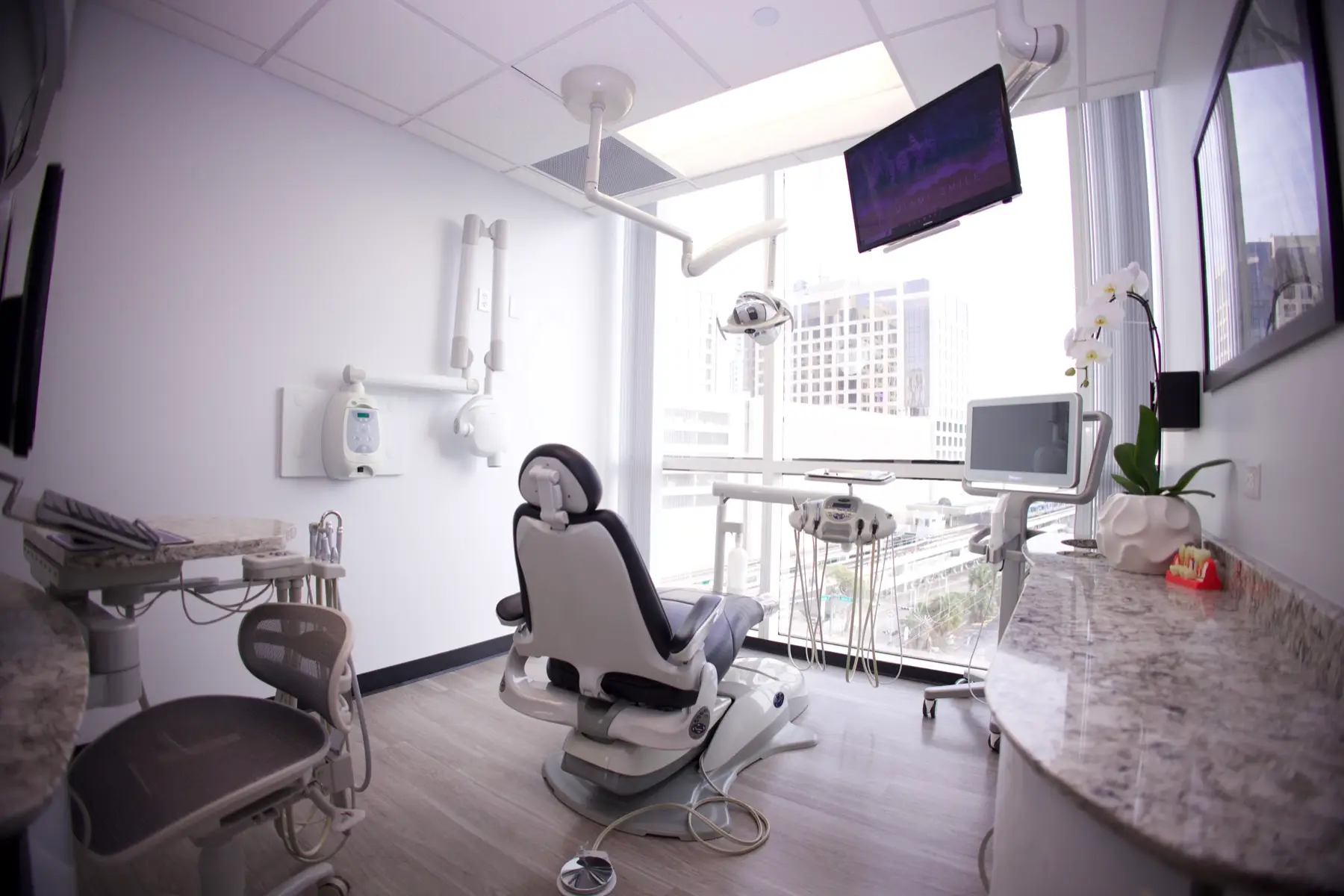 Une salle de soins avec vue sur les gratte-ciel chez Miami Smile Dental à Pinecrest