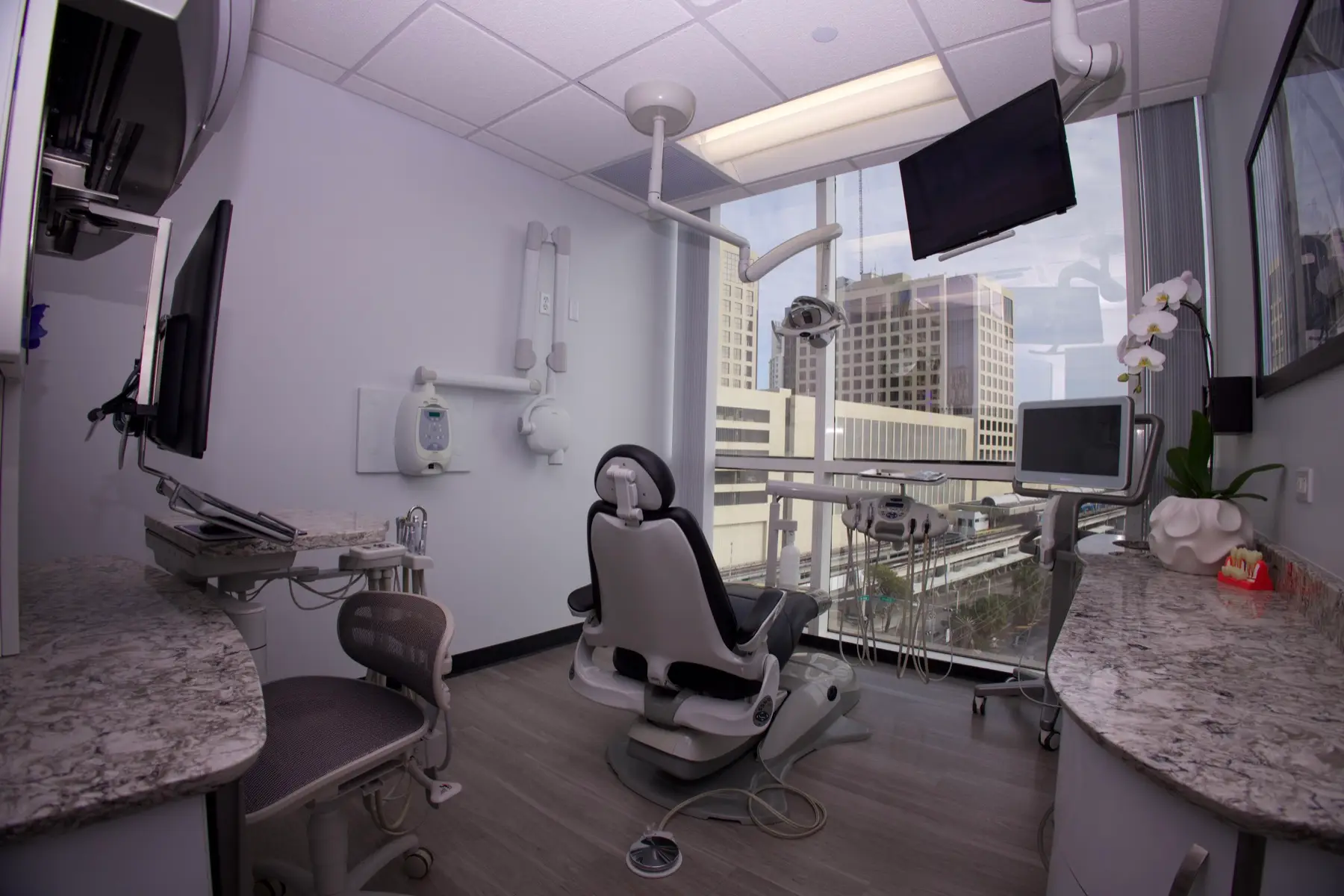 Une salle de soins avec vue sur la ligne d'horizon chez Miami Smile Dental à Pinecrest
