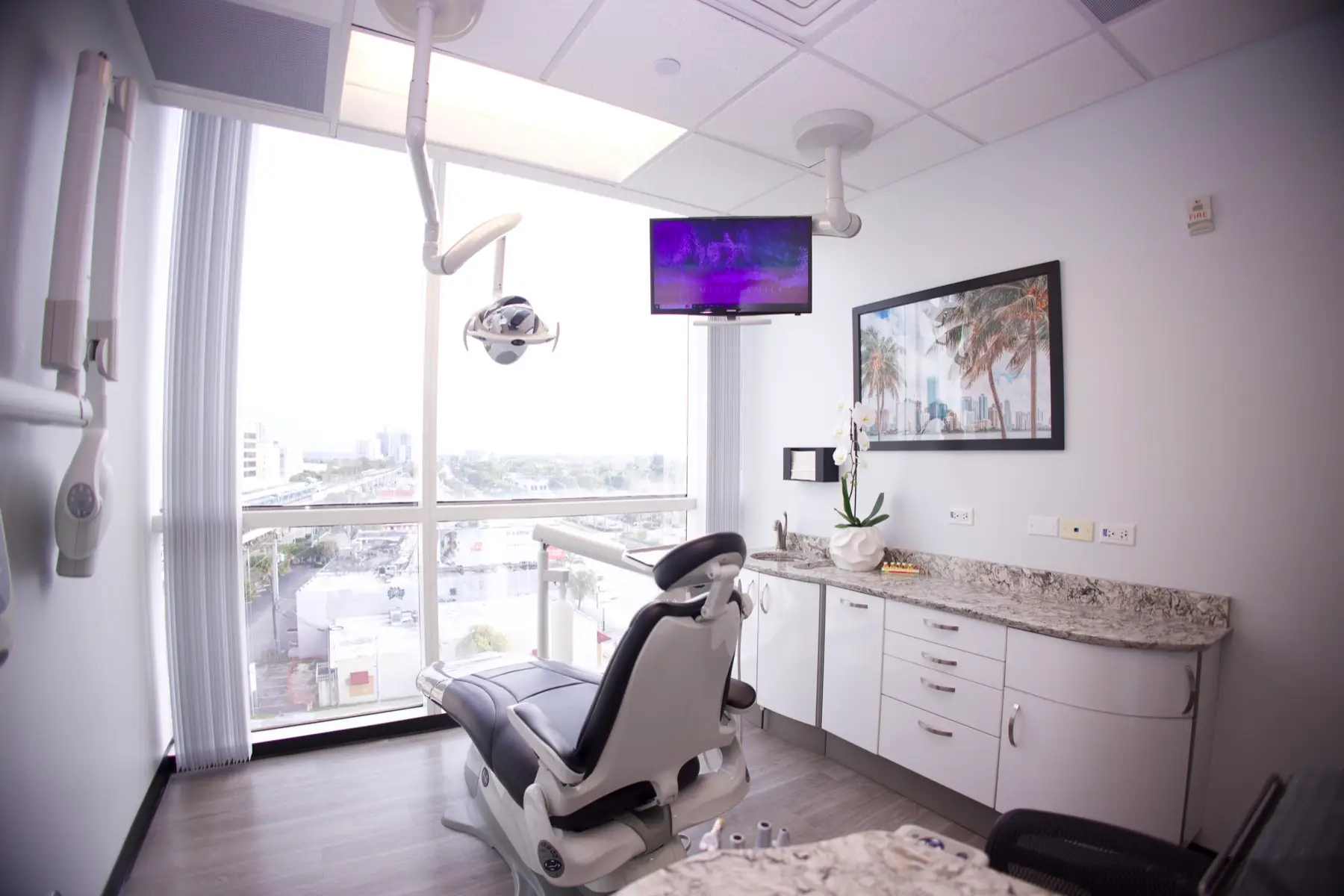 Un consultorio de tratamiento con vista al horizonte, listo para atención dental de urgencia en Miami Smile Dental
