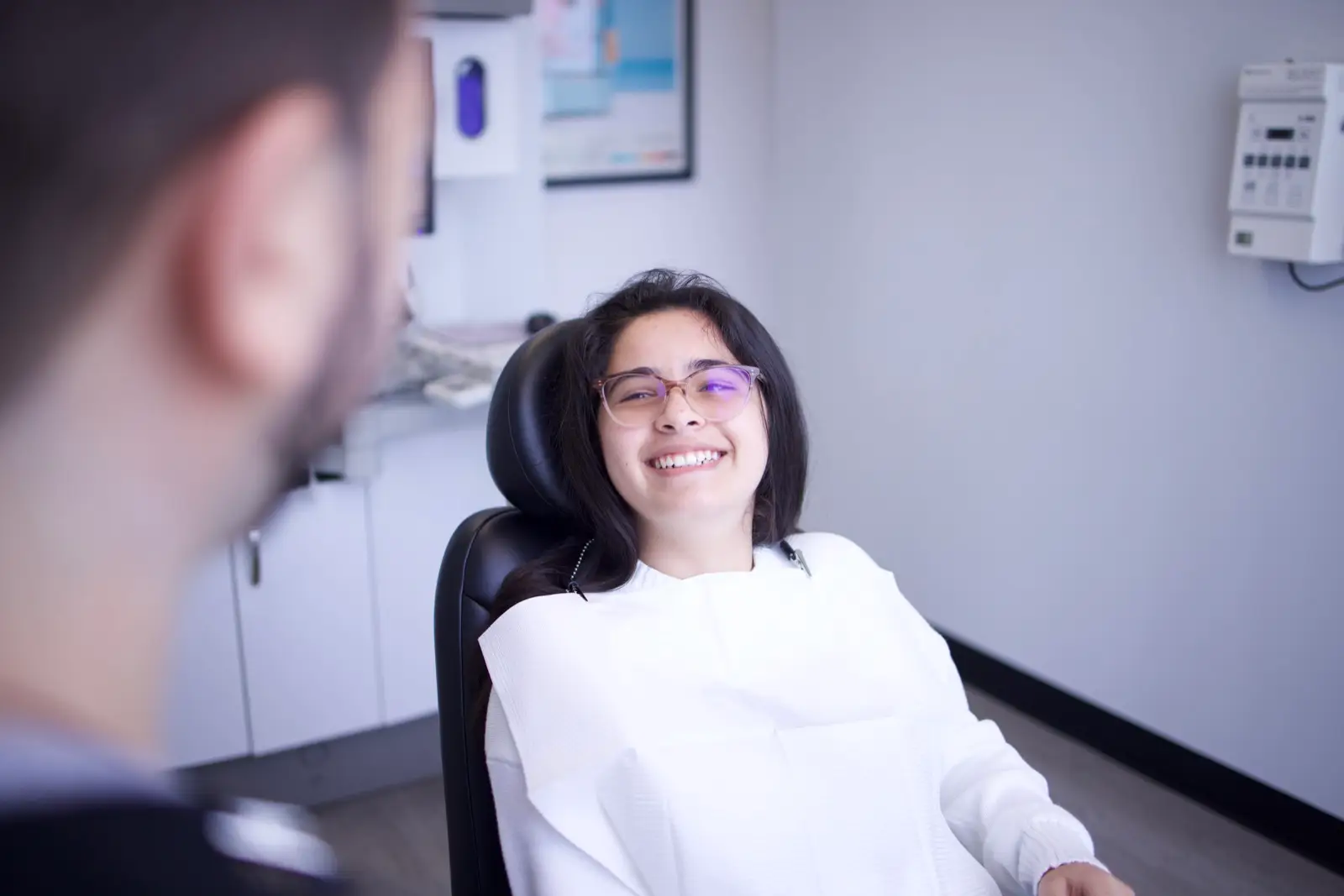 Un patient au sourire assuré et bien aligné