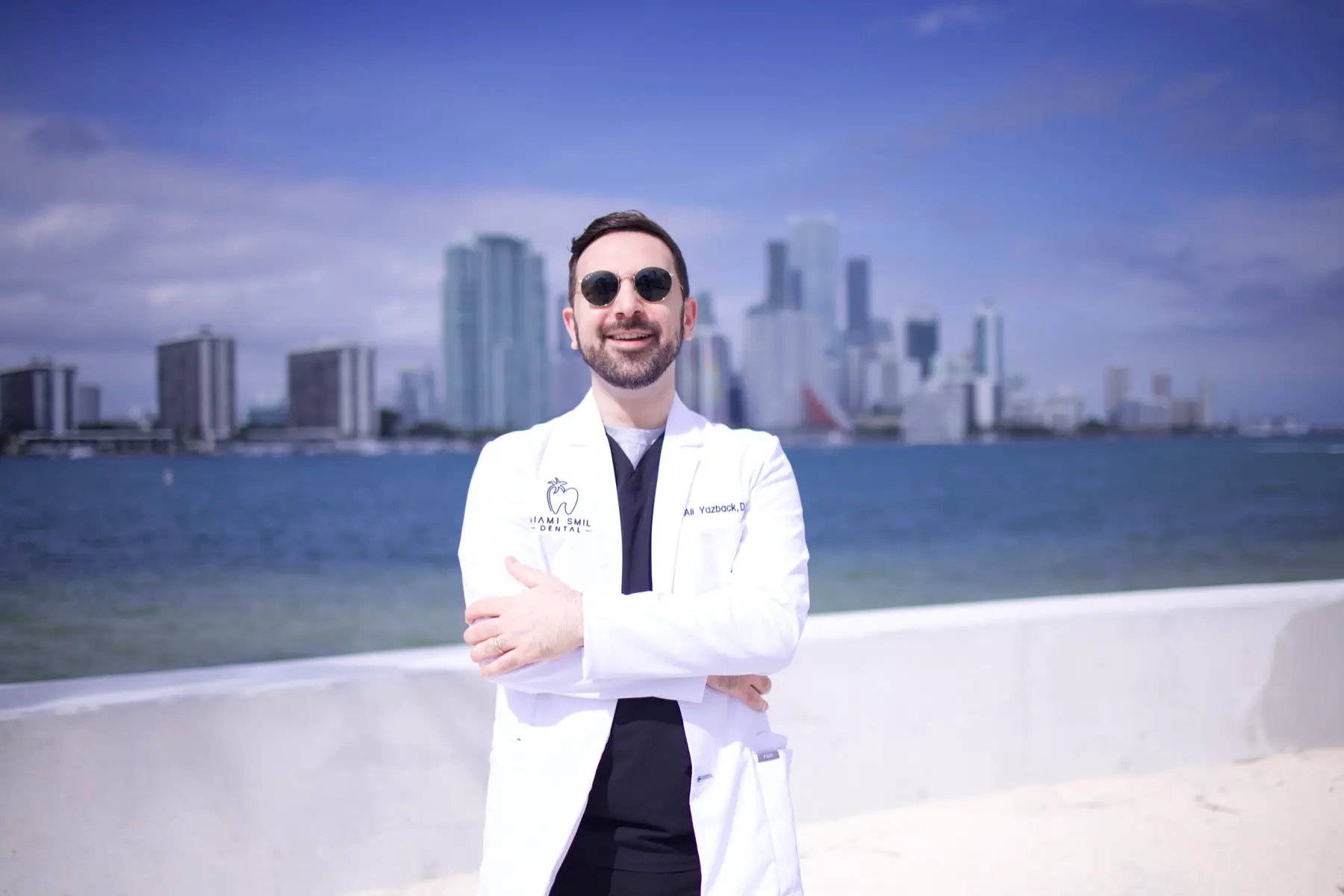El Dr. Ali Yazback de Miami Smile Dental, con el horizonte de Miami detrás de él