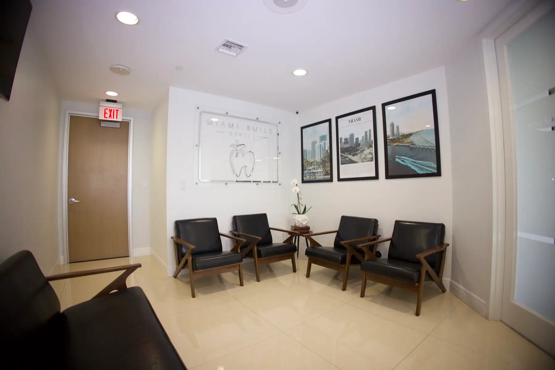 La tranquila sala de espera con arte enmarcado de Miami en Miami Smile Dental en Pinecrest